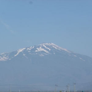 ふと見たら鳥海山に雪がこんなに積もってたんですね。