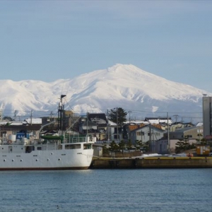 海に映える鳥海山の美しいこと