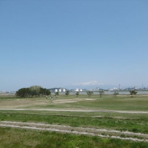 川南から見た最上川カントリー越しの鳥海山