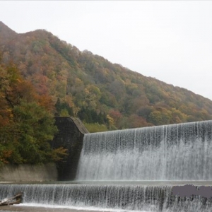 春に見た月山高原牧場と六淵ダムの秋の景色