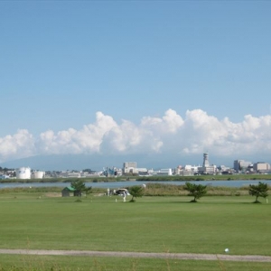 最上川河口に浮かぶ秋の雲