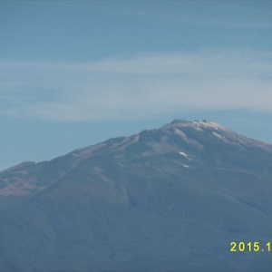 昨日ニュースで取り上げてた鳥海山初冠雪