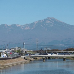 雲ひとつ無い青空の鳥海山