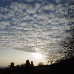 間近な鳥海山と夕焼け雲