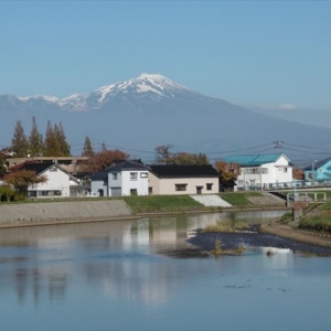 雪化粧した鳥海山が見事な秋晴れの今日です。