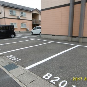 意外と不便なアパート駐車場の区画線が見えない？！