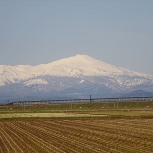 春の鳥海山の雪をまとった姿～きれいですね。